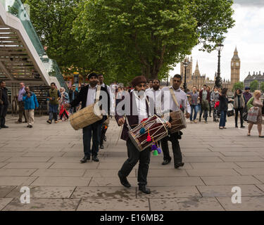 Una banda di batteristi Dhol intrattengono il pubblico al di fuori della Queen Elizabeth Hall sulla banca del sud come una parte di grande Dhol inceppamento. I batteristi Dhol giocato Nord tradizionali ritmi indiani come essi sfilavano lungo la sponda sud, terminando con un travolgente finale nella Royal Festival Hall. Credito: Patricia Phillips/Alamy Live News Foto Stock