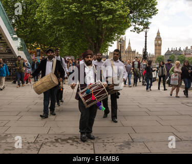 Una banda di batteristi Dhol intrattengono il pubblico al di fuori della Queen Elizabeth Hall sulla banca del sud come una parte di grande Dhol inceppamento. I batteristi Dhol giocato Nord tradizionali ritmi indiani come essi sfilavano lungo la sponda sud, terminando con un travolgente finale nella Royal Festival Hall. Credito: Patricia Phillips/Alamy Live News Foto Stock