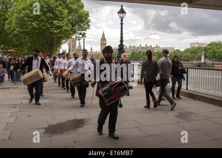 Una banda di batteristi Dhol intrattengono il pubblico al di fuori della Queen Elizabeth Hall sulla banca del sud come una parte di grande Dhol inceppamento. I batteristi Dhol giocato Nord tradizionali ritmi indiani come essi sfilavano lungo la sponda sud, terminando con un travolgente finale nella Royal Festival Hall. Credito: Patricia Phillips/Alamy Live News Foto Stock