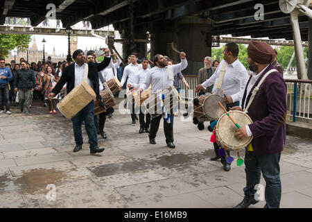 Una banda di batteristi Dhol intrattengono il pubblico al di fuori della Queen Elizabeth Hall sulla banca del sud come una parte di grande Dhol inceppamento. I batteristi Dhol giocato Nord tradizionali ritmi indiani come essi sfilavano lungo la sponda sud, terminando con un travolgente finale nella Royal Festival Hall. Credito: Patricia Phillips/Alamy Live News Foto Stock