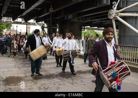 Una banda di batteristi Dhol intrattengono il pubblico al di fuori della Queen Elizabeth Hall sulla banca del sud come una parte di grande Dhol inceppamento. I batteristi Dhol giocato Nord tradizionali ritmi indiani come essi sfilavano lungo la sponda sud, terminando con un travolgente finale nella Royal Festival Hall. Credito: Patricia Phillips/Alamy Live News Foto Stock