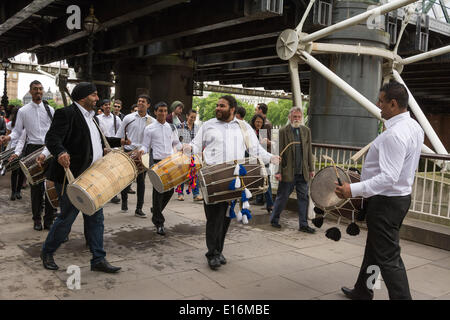 Una banda di batteristi Dhol intrattengono il pubblico al di fuori della Queen Elizabeth Hall sulla banca del sud come una parte di grande Dhol inceppamento. I batteristi Dhol giocato Nord tradizionali ritmi indiani come essi sfilavano lungo la sponda sud, terminando con un travolgente finale nella Royal Festival Hall. Credito: Patricia Phillips/Alamy Live News Foto Stock