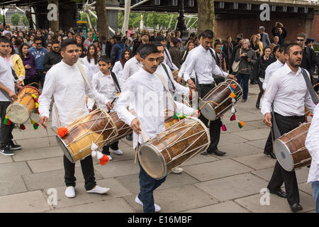 Una banda di batteristi Dhol intrattengono il pubblico al di fuori della Queen Elizabeth Hall sulla banca del sud come una parte di grande Dhol inceppamento. I batteristi Dhol giocato Nord tradizionali ritmi indiani come essi sfilavano lungo la sponda sud, terminando con un travolgente finale nella Royal Festival Hall. Credito: Patricia Phillips/Alamy Live News Foto Stock