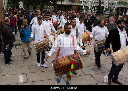 Una banda di batteristi Dhol intrattengono il pubblico al di fuori della Queen Elizabeth Hall sulla banca del sud come una parte di grande Dhol inceppamento. I batteristi Dhol giocato Nord tradizionali ritmi indiani come essi sfilavano lungo la sponda sud, terminando con un travolgente finale nella Royal Festival Hall. Credito: Patricia Phillips/Alamy Live News Foto Stock