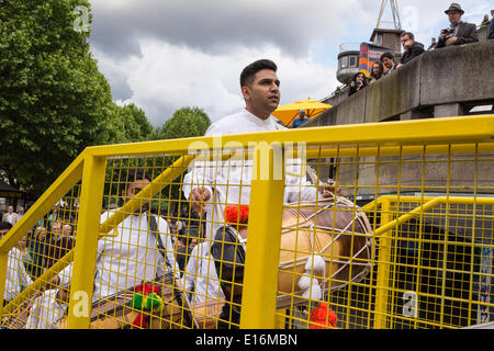 Una banda di batteristi Dhol intrattengono il pubblico al di fuori della Queen Elizabeth Hall sulla banca del sud come una parte di grande Dhol inceppamento. I batteristi Dhol giocato Nord tradizionali ritmi indiani come essi sfilavano lungo la sponda sud, terminando con un travolgente finale nella Royal Festival Hall. Credito: Patricia Phillips/Alamy Live News Foto Stock