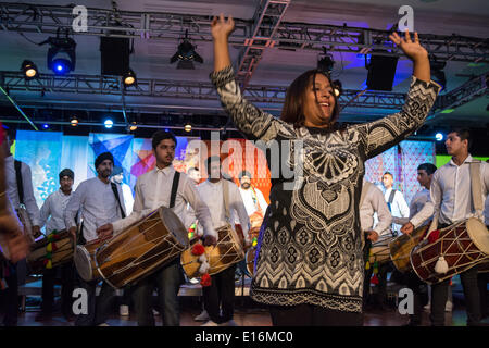 Una donna danze come batteristi Dhol svolgono tradizionale Indiano settentrionale ritmi nella sala da ballo Clore del Royal Festival Hall. Credito: Patricia Phillips/Alamy Live News Foto Stock