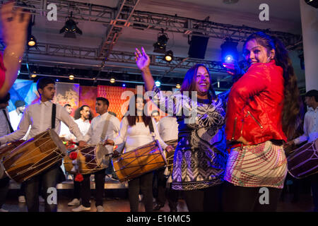 Donne danza come batteristi Dhol svolgono tradizionale Indiano settentrionale ritmi nella sala da ballo Clore del Royal Festival Hall. Credito: Patricia Phillips/Alamy Live News Foto Stock