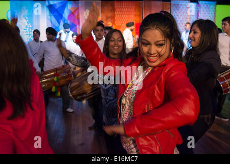 Donne danza come batteristi Dhol svolgono tradizionale Indiano settentrionale ritmi nella sala da ballo Clore del Royal Festival Hall. Credito: Patricia Phillips/Alamy Live News Foto Stock