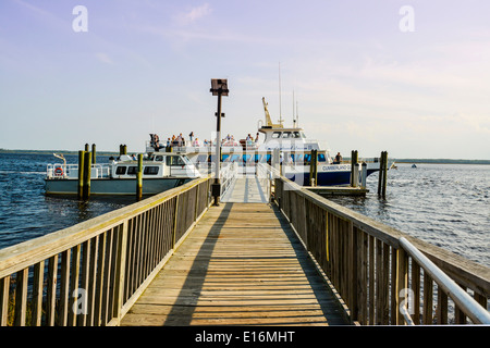 Il molo di legno conduce all'attesa Cumberland Island Queen II ferry boat destinati a Cumberland Island, GA, Stati Uniti d'America Foto Stock