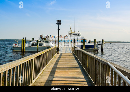 Il molo in legno conduce all'attesa barca del traghetto Cumberland Island Queen II destinata a Cumberland Island, GA, USA Foto Stock