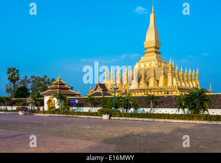 Pha That Luang, 'grande Stupa' è un oro-coperto grande stupa buddisti nel centro di Vientiane, Laos Foto Stock