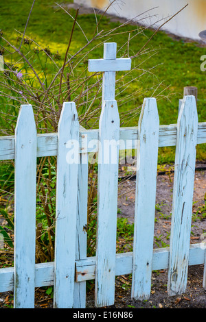 Bianco in legno Picket Fence con cross circonda la Nostra Signora Stella del mare chiesa cattolica, circa 1840, nella Basilica di Santa Maria, GA Foto Stock