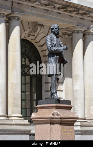 Sir Rowland Hill statua da Edward Onslow Ford, Londra, Inghilterra, Regno Unito. Foto Stock