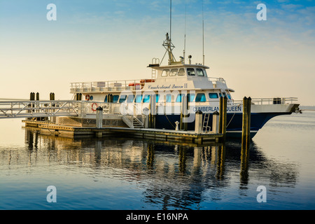 Il molo di legno conduce all'attesa Cumberland Island Queen II ferry boat destinati a Cumberland Island, GA, Stati Uniti d'America Foto Stock