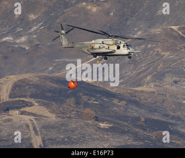 San Clemente, California, Stati Uniti d'America. 16 Maggio, 2014. Un US Marine Corps Sikorsky CH-53 Super Stallion combatte il Talega wild incendio con un secchio di acqua a Camp Pendleton Marine Corps base in California il Venerdì, 16 maggio 2014. © David Bro/ZUMAPRESS.com/Alamy Live News Foto Stock