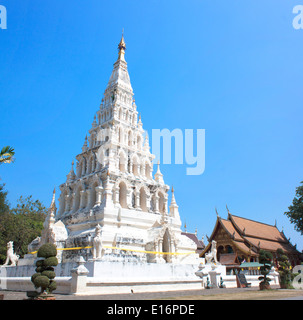 Triangolo bianco Pagoda in antico tempio buddista "Wat Chedi Liam' a Wiang Kum Kam, Chiangmai Thailandia. Foto Stock