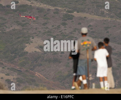 San Clemente, California, Stati Uniti d'America. 16 Maggio, 2014. Un Erickson Air Crane elicottero combatte il Talega wild incendio con un secchio di acqua a Camp Pendleton Marine Corps base in California il Venerdì, 16 maggio 2014. © David Bro/ZUMAPRESS.com/Alamy Live News Foto Stock