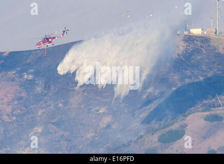 San Clemente, California, Stati Uniti d'America. 16 Maggio, 2014. Un Erickson Air Crane elicottero combatte il Talega wild incendio con un secchio di acqua a Camp Pendleton Marine Corps base in California il Venerdì, 16 maggio 2014. © David Bro/ZUMAPRESS.com/Alamy Live News Foto Stock