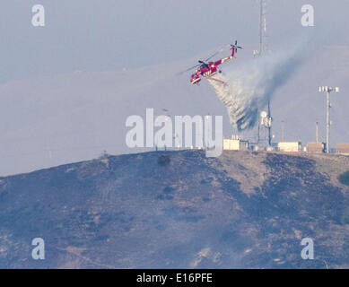 San Clemente, California, Stati Uniti d'America. 16 Maggio, 2014. Un Erickson Air Crane elicottero combatte il Talega wild incendio con un secchio di acqua a Camp Pendleton Marine Corps base in California il Venerdì, 16 maggio 2014. © David Bro/ZUMAPRESS.com/Alamy Live News Foto Stock