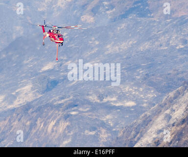 San Clemente, California, Stati Uniti d'America. 16 Maggio, 2014. Un Erickson Air Crane elicottero combatte il Talega wild incendio con un secchio di acqua a Camp Pendleton Marine Corps base in California il Venerdì, 16 maggio 2014. © David Bro/ZUMAPRESS.com/Alamy Live News Foto Stock