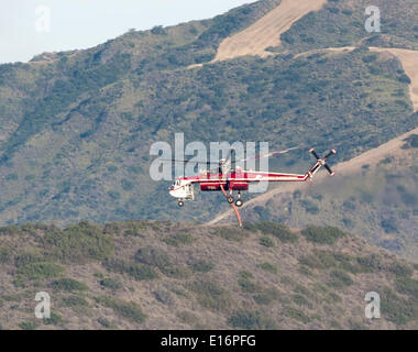 San Clemente, California, Stati Uniti d'America. 16 Maggio, 2014. Un Erickson Air Crane elicottero combatte il Talega wild incendio con un secchio di acqua a Camp Pendleton Marine Corps base in California il Venerdì, 16 maggio 2014. © David Bro/ZUMAPRESS.com/Alamy Live News Foto Stock