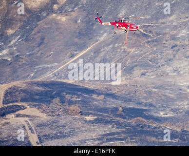 San Clemente, California, Stati Uniti d'America. 16 Maggio, 2014. Un Erickson Air Crane elicottero combatte il Talega wild incendio con un secchio di acqua a Camp Pendleton Marine Corps base in California il Venerdì, 16 maggio 2014. © David Bro/ZUMAPRESS.com/Alamy Live News Foto Stock