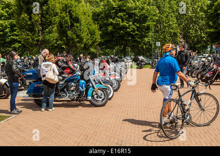 Torino, Italia. Xxiv Maggio, 2014. Italia Piemonte Torino Mirafiori Motor Village sabato 24 e domenica 25 maggio 2014, per la prima volta nella loro storia leggendaria Jeep ® e Harley-Davidson marchio, hanno collaborato in un grande evento con intenti benefici (in favore dell'IRCC, l'Istituto di Ricerca sul Cancro Candiolo ). Negli spazi del Mirafiori Motor Village sono due giorni di divertimento e pieno di molte iniziative: Credito: Davvero Facile Star/Alamy Live News Foto Stock