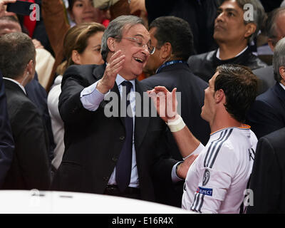 24.05.2014, Lisbona, Portogallo. Real Madrid Presidente Florentino Perez (L) si congratula con il centrocampista Gareth Bale del Real Madrid dopo la finale di UEFA Champions League partita tra il Real Madrid e il Atlético de Madrid a Sport Lisboa e Benfica Stadium, Lisbona, Portogallo Foto Stock