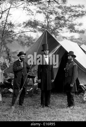 Lincoln con Allan Pinkerton e maggiore generale John Alexander McClernand nella battaglia di Antietam Foto Stock