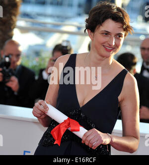 Cannes, Francia. Xxiv Maggio, 2014. Il regista italiano Alice Rohrwacher presenta il Grand Prix della sessantasettesima Cannes Film Festival per il suo film le meraviglie, a Cannes, Francia, 24 maggio 2014. Credito: Voi Pingfan/Xinhua/Alamy Live News Foto Stock