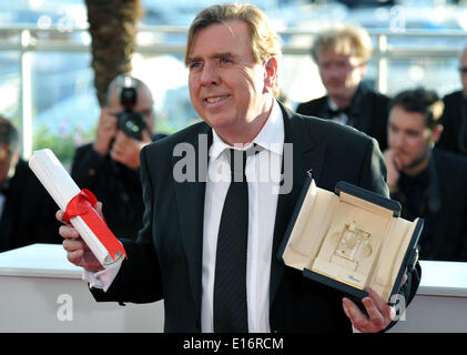 Cannes, Francia. Xxiv Maggio, 2014. Attore britannico Timothy Spall presenta il premio di miglior attore della sessantasettesima Cannes Film Festival per il film il sig. Turner, a Cannes, Francia, 24 maggio 2014. Credito: Chen Xiaowei/Xinhua/Alamy Live News Foto Stock