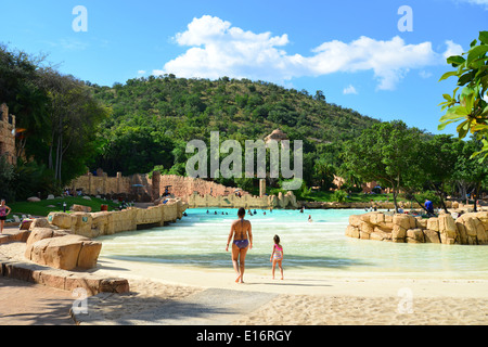 Ruggito laguna piscina ad onde, Valle di onde, Sun City Resort, Pilanesberg, nord ovest della provincia, Repubblica del Sud Africa Foto Stock