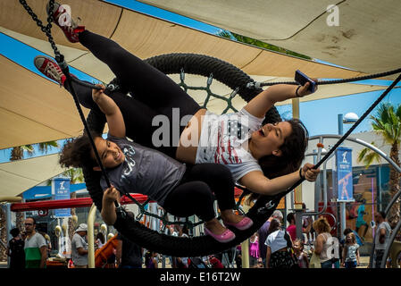 Tel Aviv, Israele. Xxiv Maggio, 2014. Le ragazze israeliane hanno divertimento su uno swing in un parco giochi nel porto di Tel Aviv, Israele, 24 maggio 2014. © Li Rui/Xinhua/Alamy Live News Foto Stock