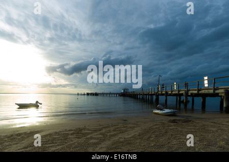 Il tramonto e il cielo minaccioso, Kingfisher Bay Resort Jetty, l'Isola di Fraser, Queensland, QLD, Australia Foto Stock