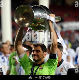 Lisbona, Portogallo. Xxiv Maggio, 2014. Il Real Madrid è il portiere Iker Casillas detiene il trofeo dopo aver sconfitto Atletico Madrid durante la finale di UEFA Champions League a Luz stadium di Lisbona, la capitale del Portogallo, il 24 maggio 2014. Il Real Madrid vince 4-1. © Zhang Liyun/Xinhua/Alamy Live News Foto Stock