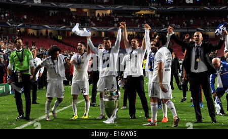 Lisbona, Portogallo. Xxiv Maggio, 2014. Del Real Madrid in giocatori festeggiare dopo aver sconfitto Atletico Madrid durante la finale di UEFA Champions League a Luz stadium di Lisbona, la capitale del Portogallo, il 24 maggio 2014. Il Real Madrid vince 4-1. © Zhang Liyun/Xinhua/Alamy Live News Foto Stock