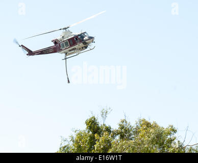 San Onofre, California, Stati Uniti d'America. 14 Maggio, 2014. Un Orange County Fire Autorità di gocciolamento di acqua Bell UH-1 Super Huey elicottero combatte la Pendleton West Freeway Fire a San Onofre State Park in California Mercoledì, 14 maggio 2014. © David Bro/ZUMAPRESS.com/Alamy Live News Foto Stock