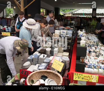 Arita Fiera di porcellana, tenutasi nel corso della settimana d'oro in Arita, Prefettura di Saga del Giappone. Foto Stock