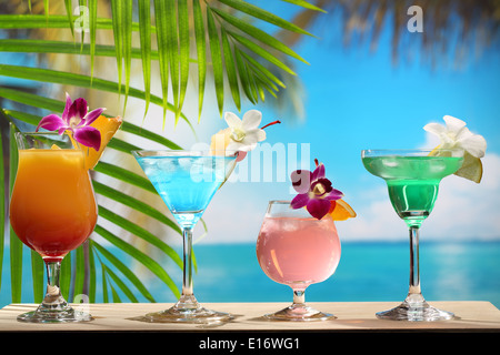 Un cocktail rinfrescante sulla spiaggia tabella. Foto Stock