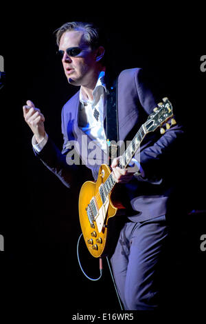 Toronto, Ontario, Canada. Xxiv Maggio, 2014. Vendita di platino Chitarrista Joe Bonamassa ha concluso il suo tour del Nord America al Sony Center per le Arti dello spettacolo a Toronto. Credito: Igor Vidyashev/ZUMAPRESS.com/Alamy Live News Foto Stock