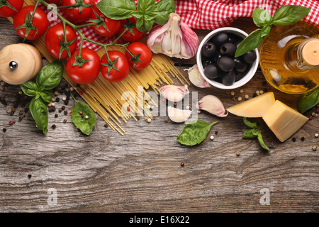 Il cibo italiano ingredienti su sfondo di legno Foto Stock