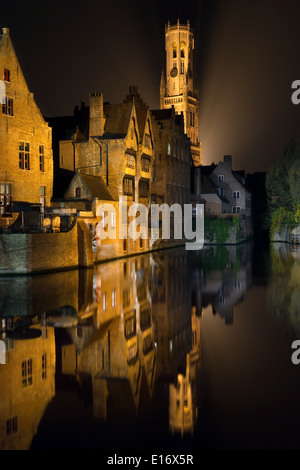 La splendida città belga di Bruges di notte si riflette nell'acqua Foto Stock