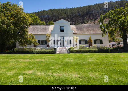 Cape Dutch Manor House a ponte traballanti wine estate, Franschhoek, Cape Winelands, Sud Africa Foto Stock