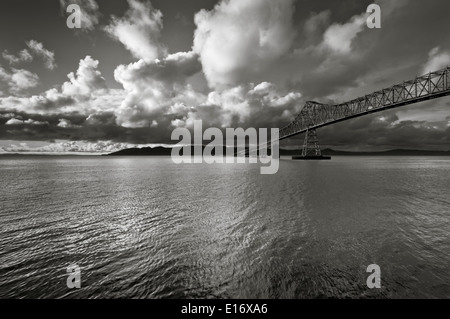 US Highway 101 attraversa il fiume Columbia tra Oregon e Washington sul Astoria-Megler Bridge Foto Stock