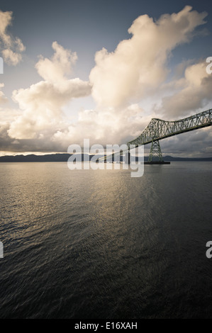 US Highway 101 attraversa il fiume Columbia tra Oregon e Washington sul Astoria-Megler Bridge Foto Stock