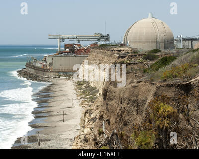 San Onofre, California, Stati Uniti d'America. 14 Maggio, 2014. La vista guardando a nord dal San Onofre del Parco Statale di canzoni calotta di contenimento 3 in corrispondenza della prima linea di foto con la calotta di contenimento 2 dietro di esso. Il parzializzato San Onofre Nuclear stazione di generazione ha iniziato il processo di smantellamento degli impianti con un impegno nella comunità panel composto da residenti locali nonché i sindaci, città dei membri del consiglio regionale e i funzionari eletti. © David Bro/ZUMAPRESS.com/Alamy Live News Foto Stock