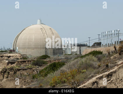 San Onofre, California, Stati Uniti d'America. 14 Maggio, 2014. La vista guardando a nord dal San Onofre del Parco Statale di canzoni calotta di contenimento 3 in corrispondenza della prima linea di foto con la calotta di contenimento 2 dietro di esso. Il parzializzato San Onofre Nuclear stazione di generazione ha iniziato il processo di smantellamento degli impianti con un impegno nella comunità panel composto da residenti locali nonché i sindaci, città dei membri del consiglio regionale e i funzionari eletti. © David Bro/ZUMAPRESS.com/Alamy Live News Foto Stock