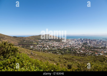 Vista dalla cabinovia di Table Mountain station su Cape Town e Signal Hill Foto Stock