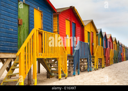 Colorata spiaggia Vittoriano di capanne in Muizenberg Beach, False Bay, nei pressi di Città del Capo Foto Stock