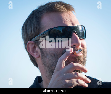 Uomo di fumare sigarette, Francia Foto Stock